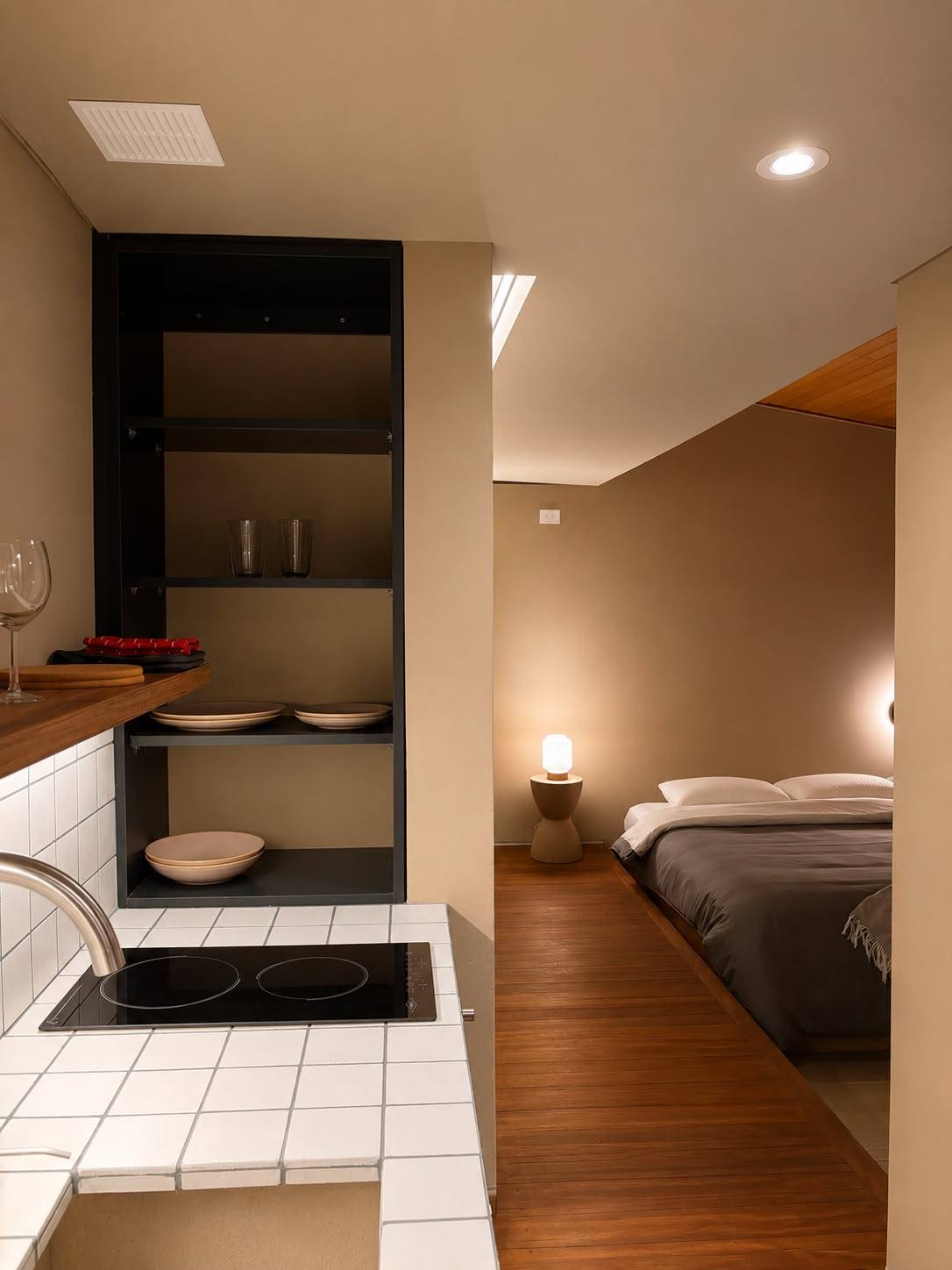 Cocina abierta hacia la habitación del Apartamento Páramo 201
