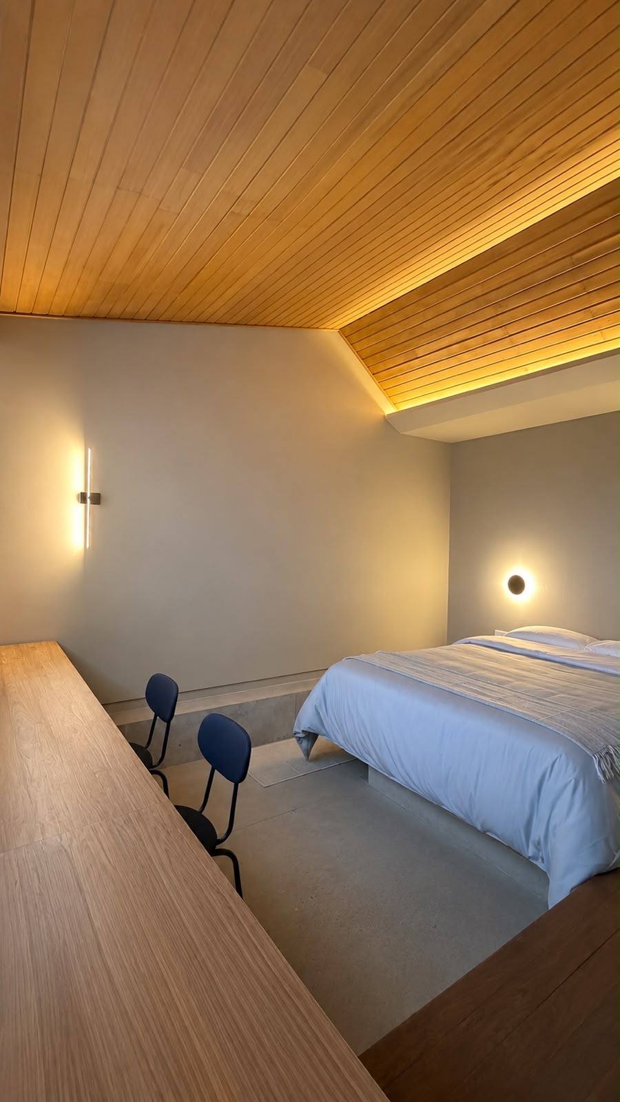 Cama y cielorraso en madera con luz indirecta del Apartamento Páramo 203, Dapt House Bogotá