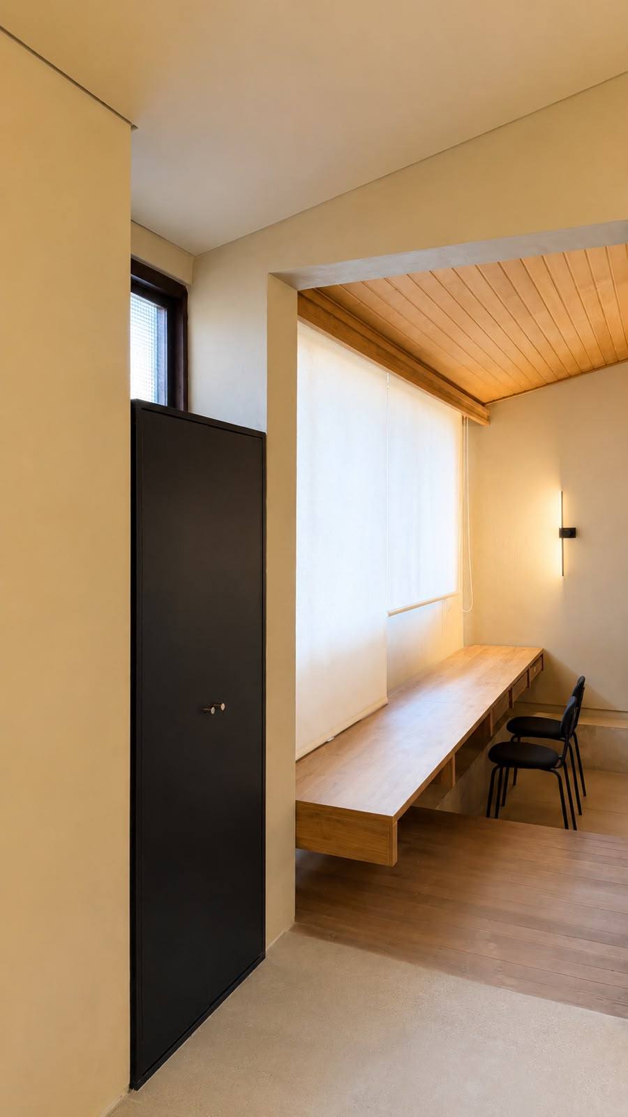 Escritorio en madera bajo el ventanal del Apartamento Páramo 203