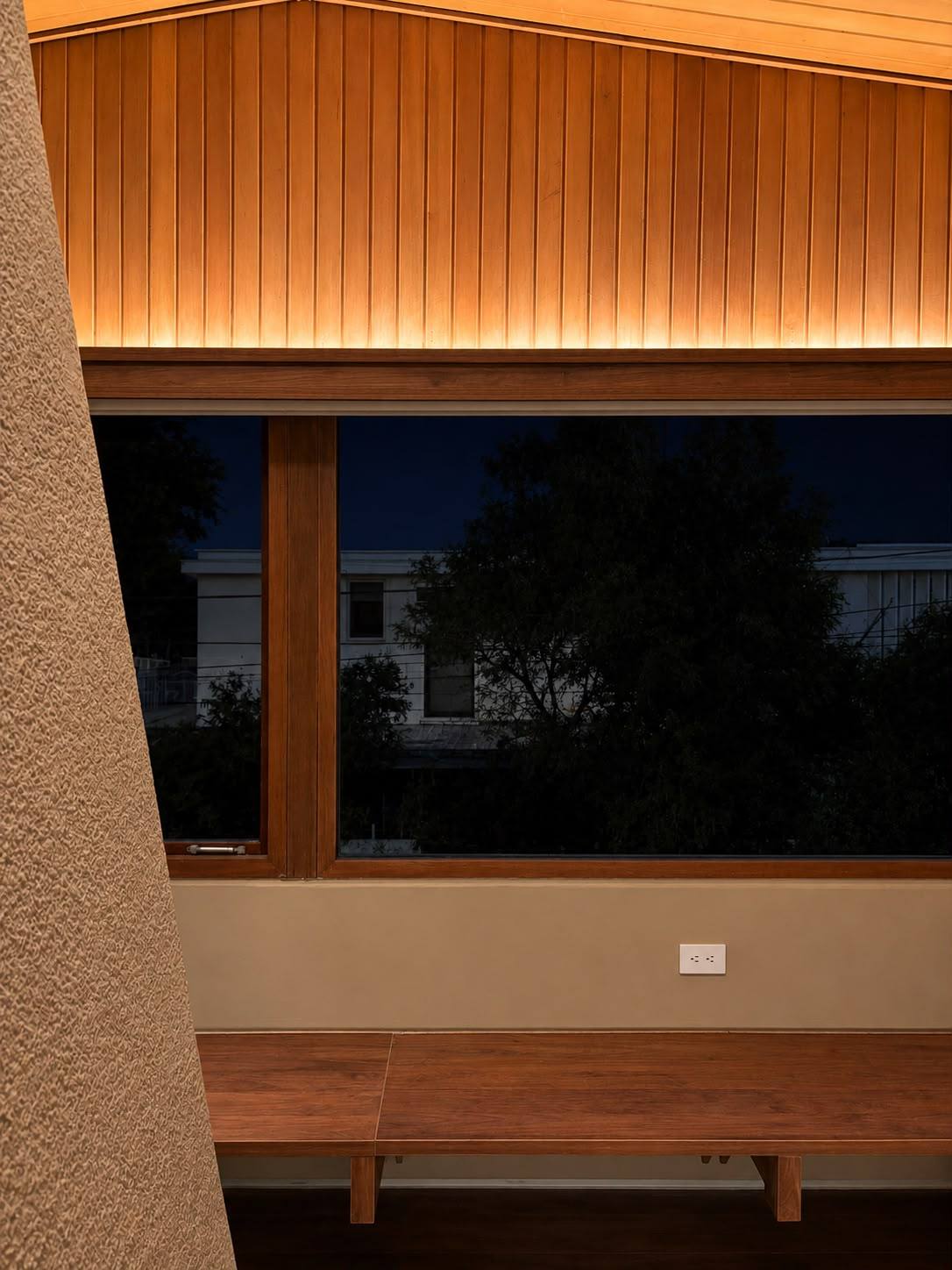 Detalle del cielorraso en madera con luz indirecta de la Suite Cerros 202