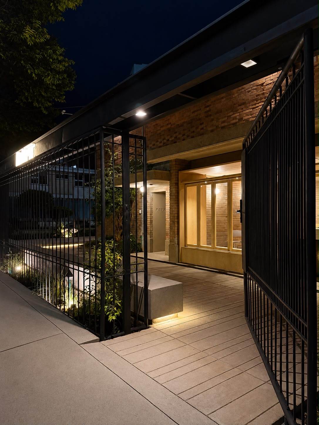 Entrada iluminada de Dapt House en Bogotá de noche