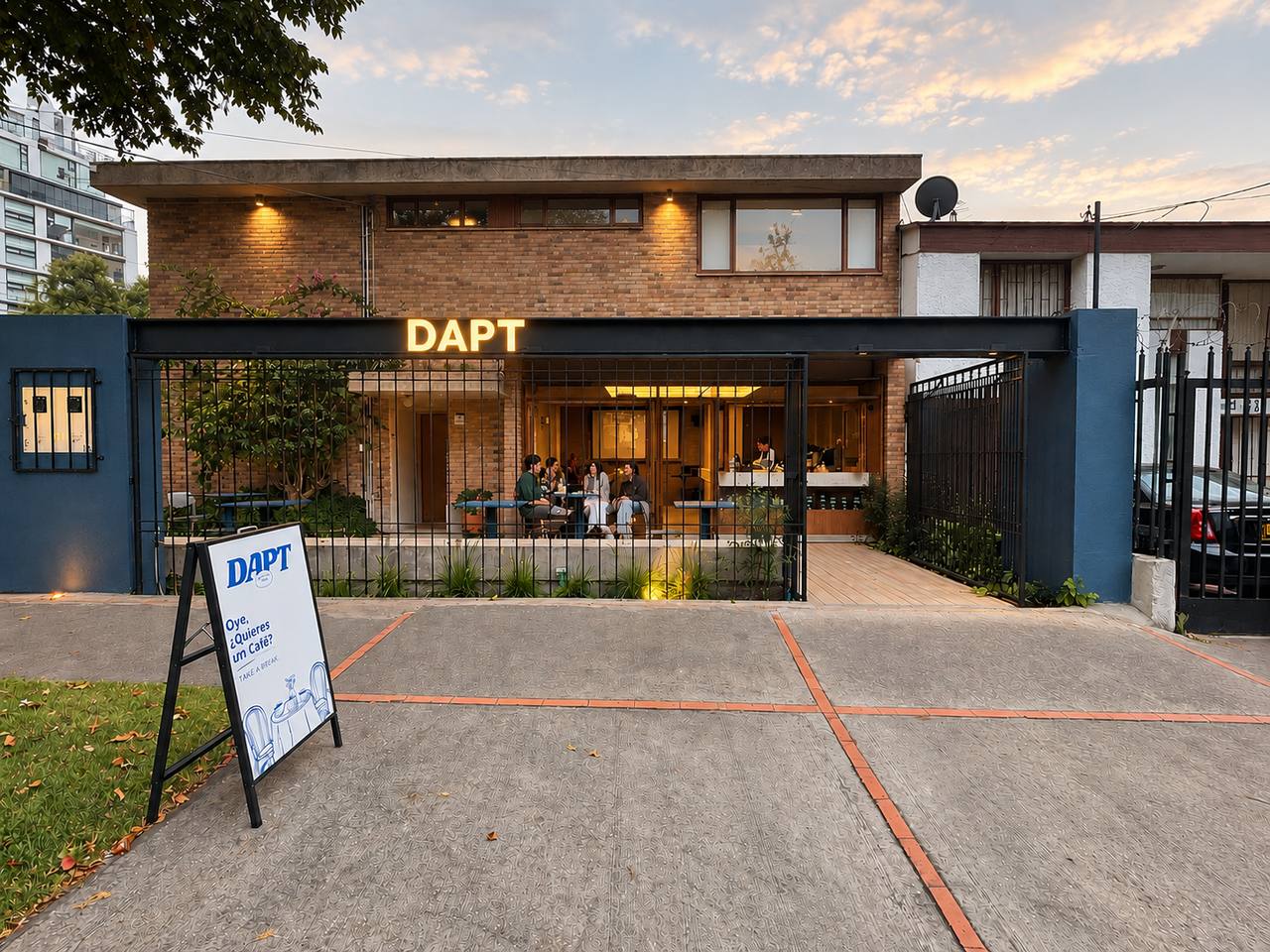 Fachada de Dapt Café al atardecer con el letrero DAPT