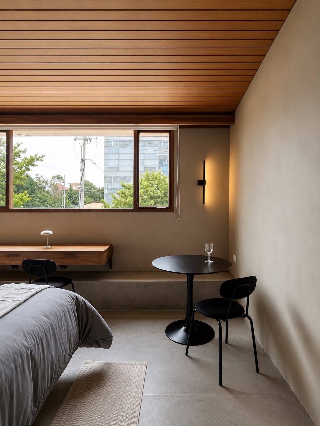 Mesa para dos junto al ventanal del Apartamento Páramo 201