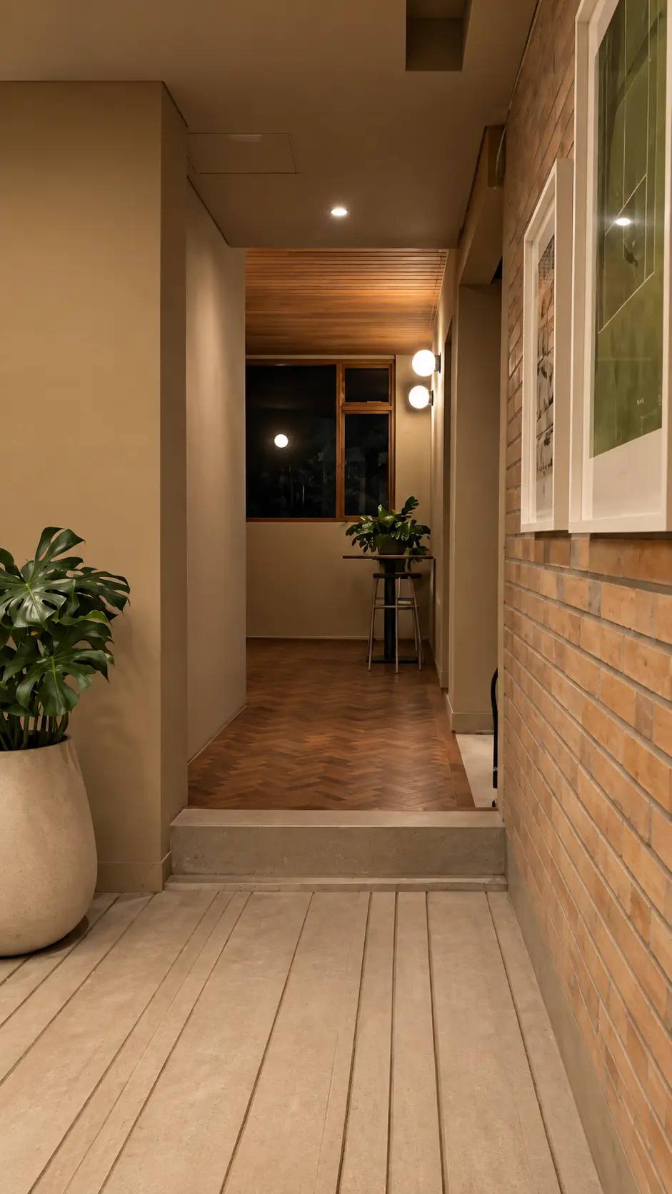 Pasillo con luces cálidas
