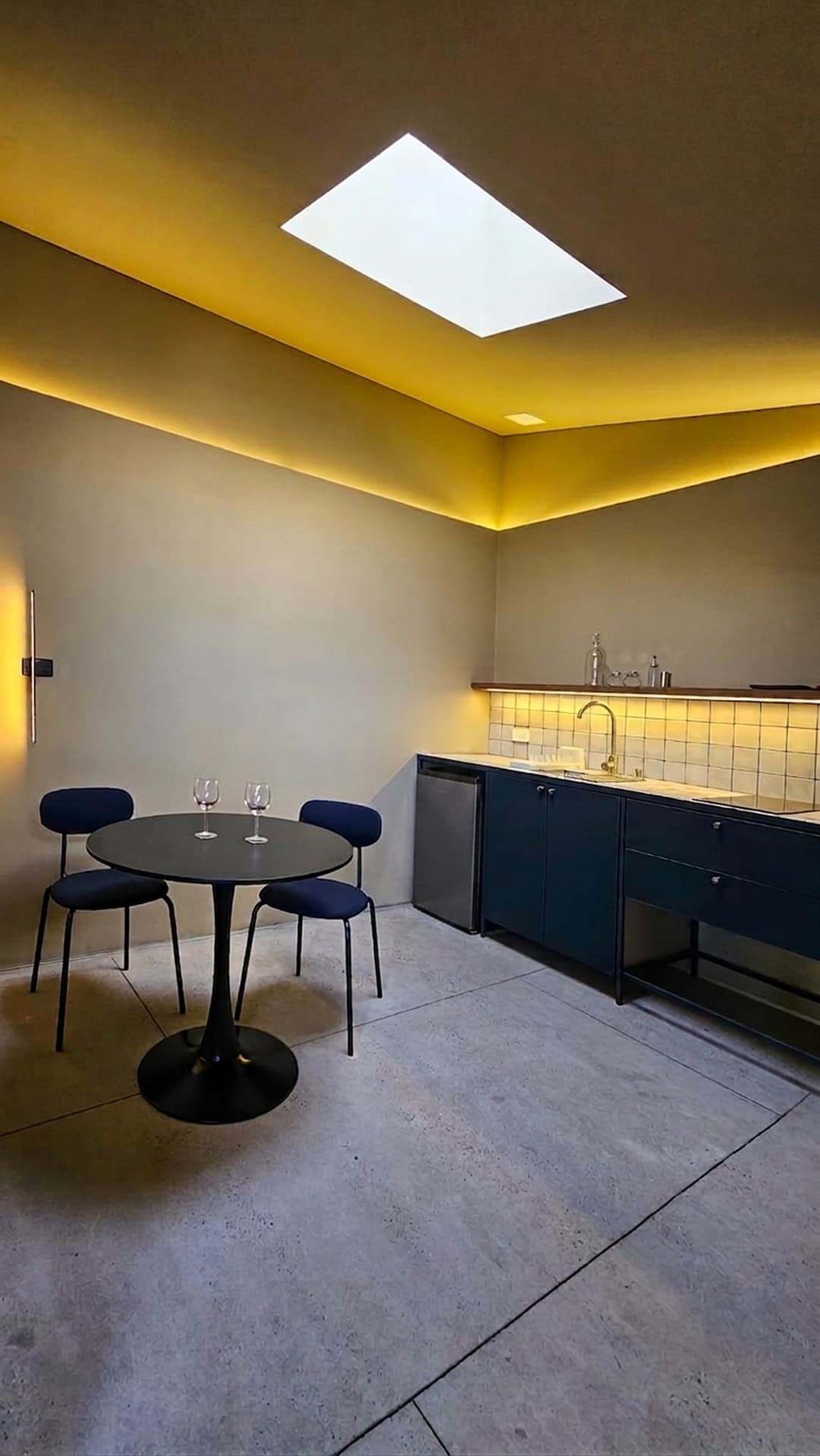 Comedor con mesa circular junto a la cocina del Apartamento Páramo 203