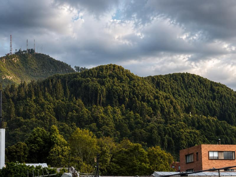 Vista de los cerros orientales de Bogotá desde Dapt House