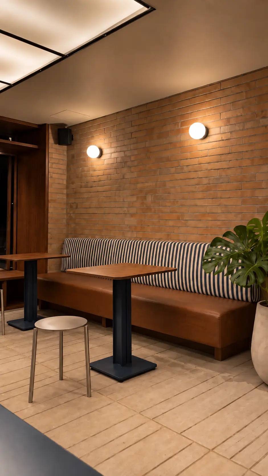 Banca rayada, madera y ladrillo en Dapt Café