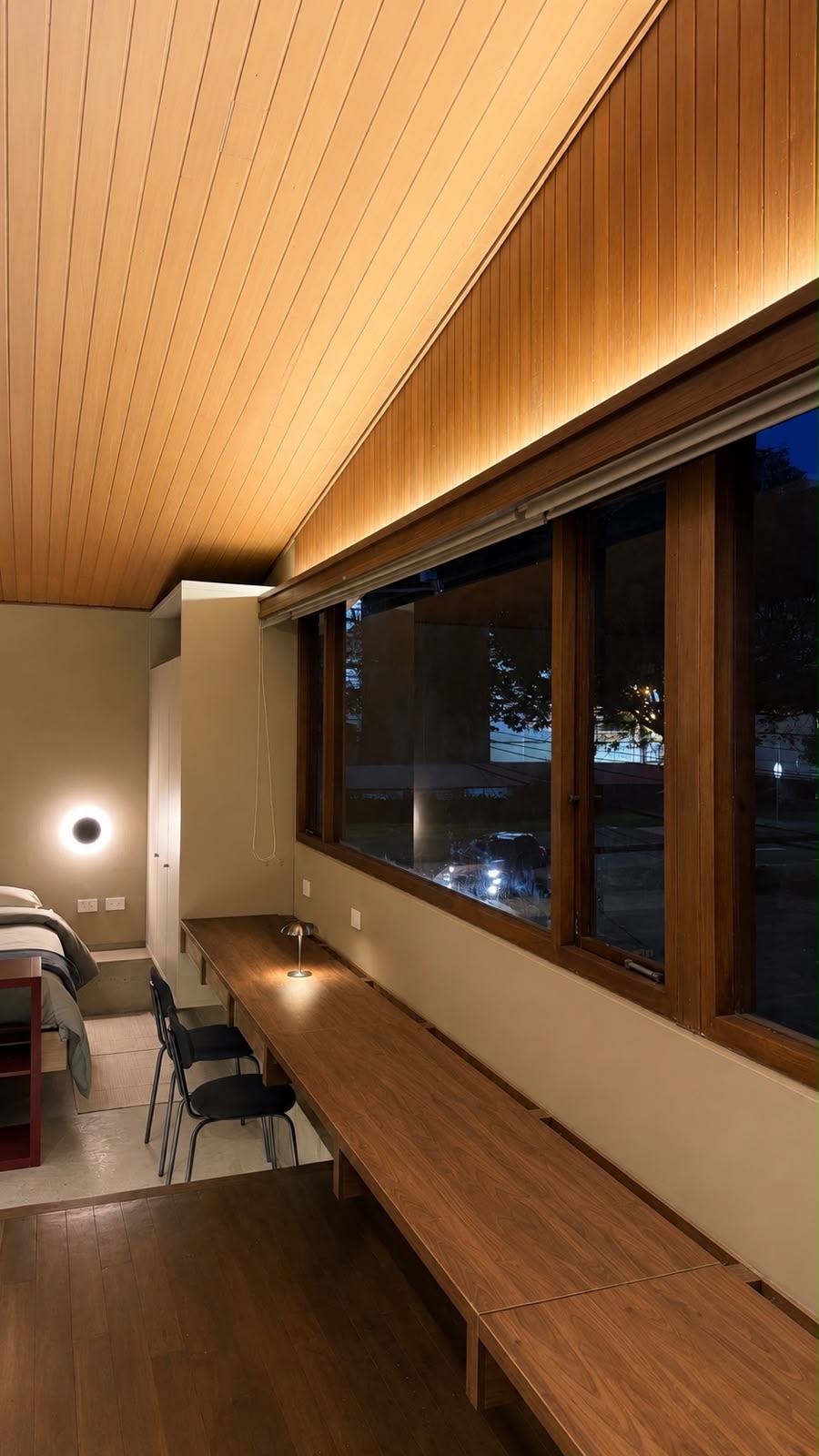 Escritorio largo en madera junto al ventanal de la Suite Cerros 202