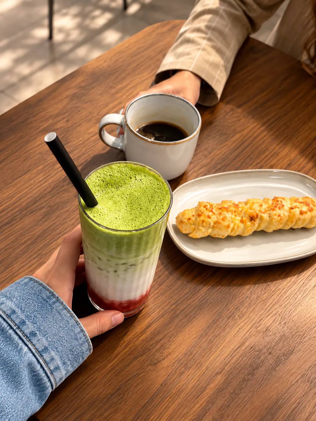Matcha, café y postre sobre la mesa