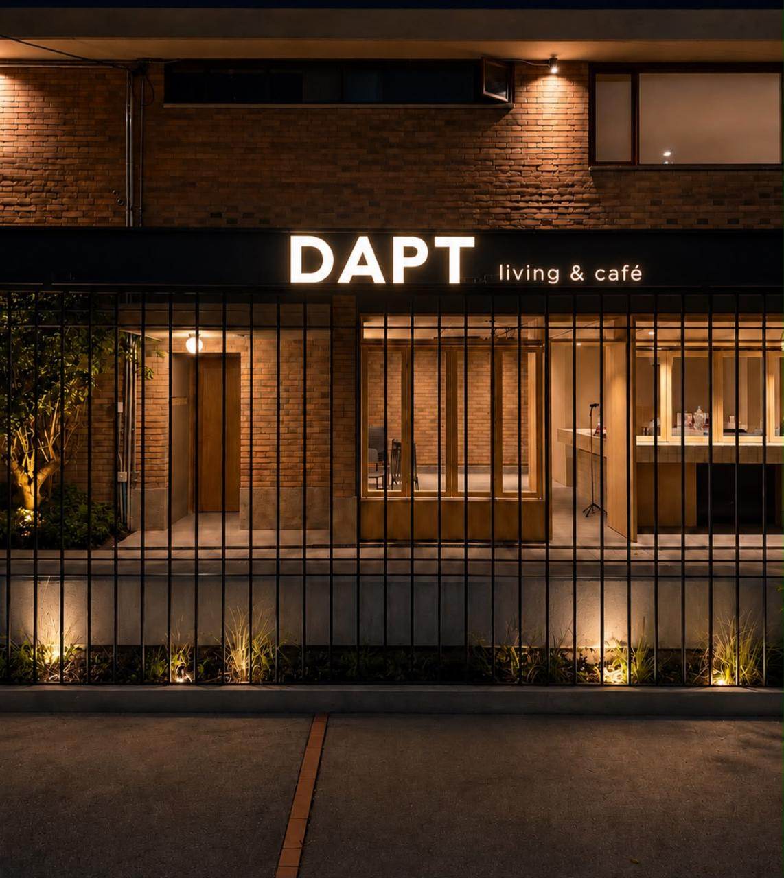 Fachada de la casa restaurada de Dapt House en Bogotá al atardecer