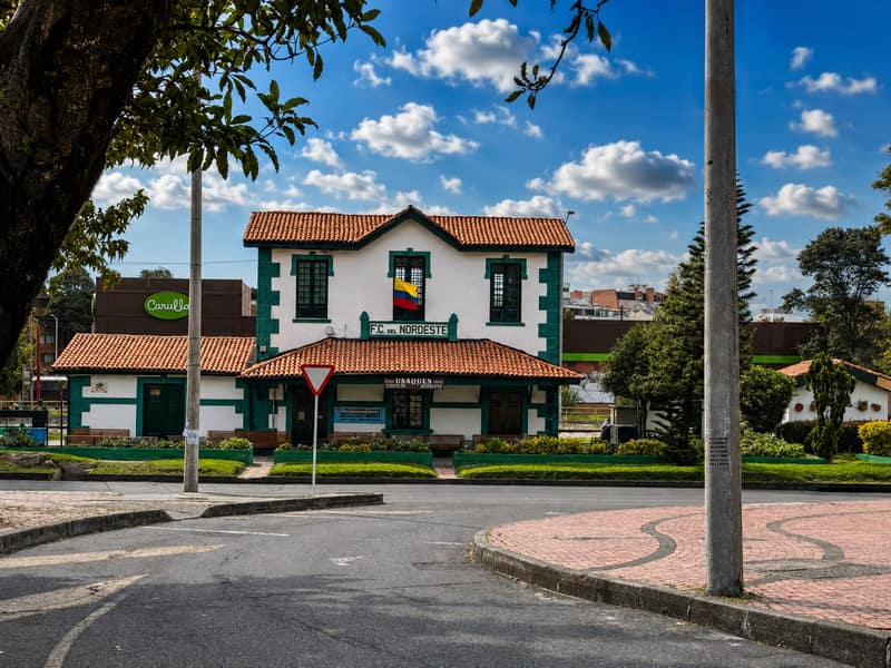 Estación del tren de Usaquén, cerca de Dapt House