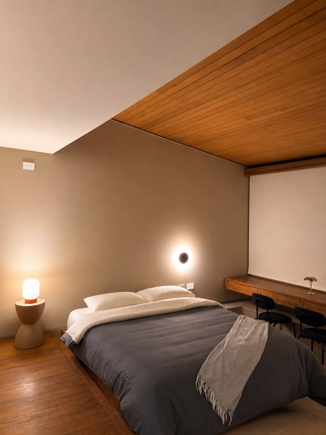 Cama king bajo cielorraso de madera en el Apartamento Páramo 201, Dapt House Bogotá
