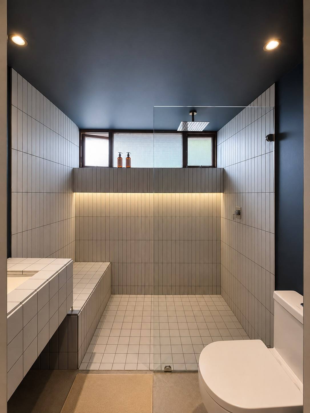 Ducha con cielorraso azul profundo del baño del Apartamento Páramo 201