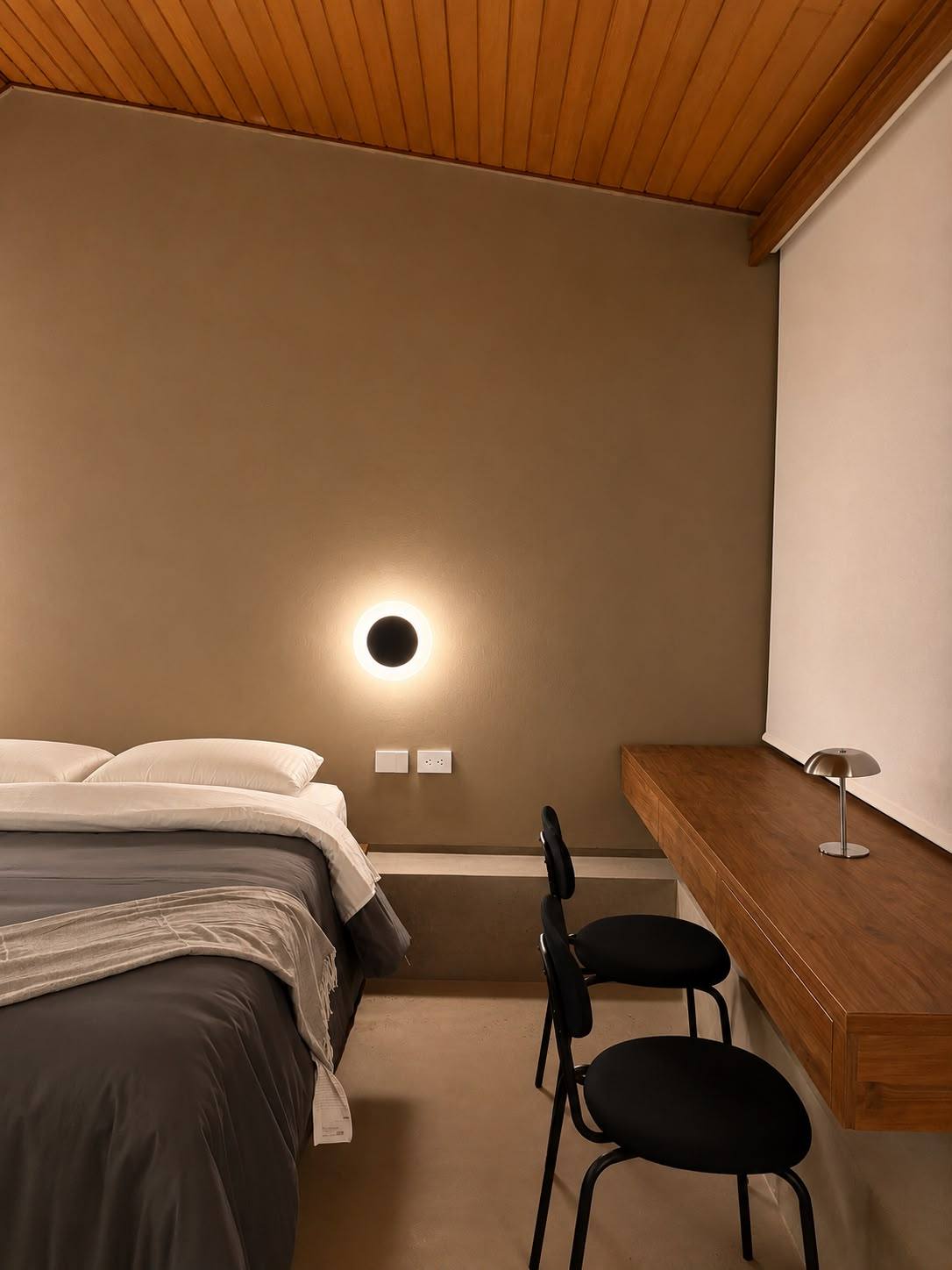 Escritorio de madera y lámpara de pared en el Apartamento Páramo 201