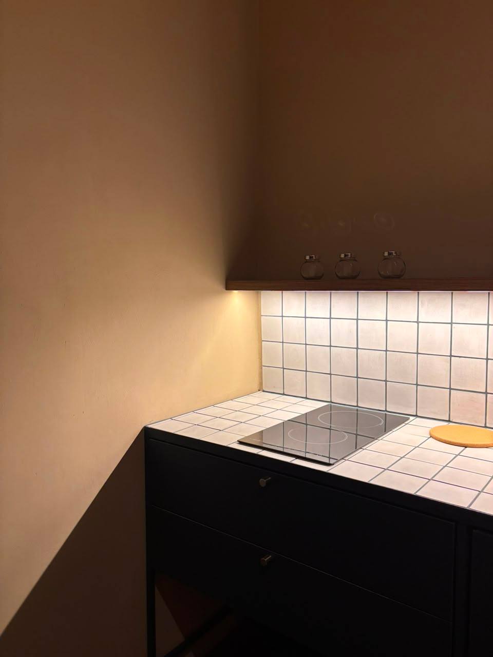 Detalle de la estufa de inducción de la Suite Cerros apartamento 202