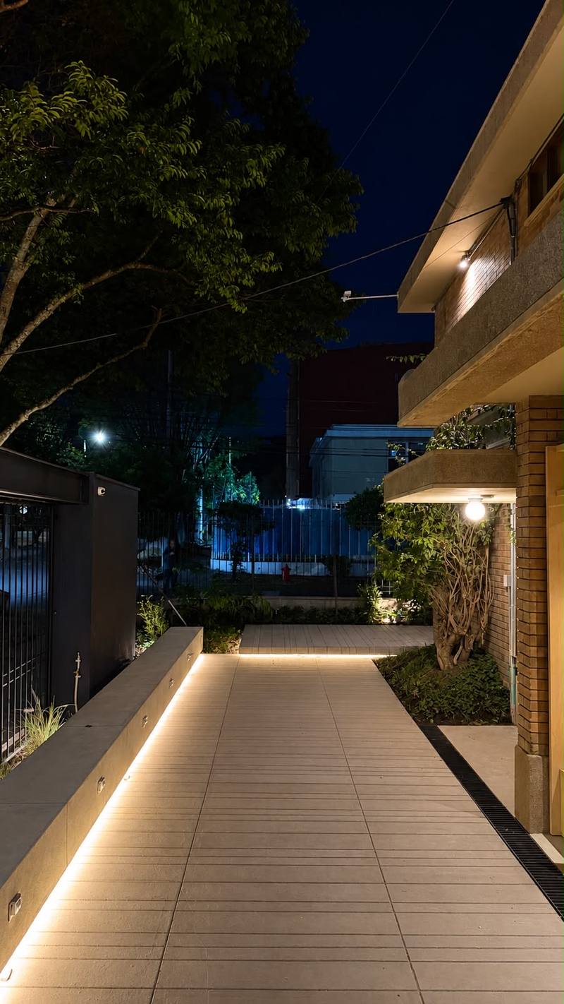 Terraza exterior iluminada de noche en Dapt House, Bogotá